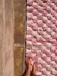 Image 1 of TAPIS ROSE DAMIER 🌸