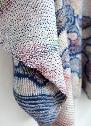Image of Kort kimono - m. multifarvet prikmønster og blå bølger