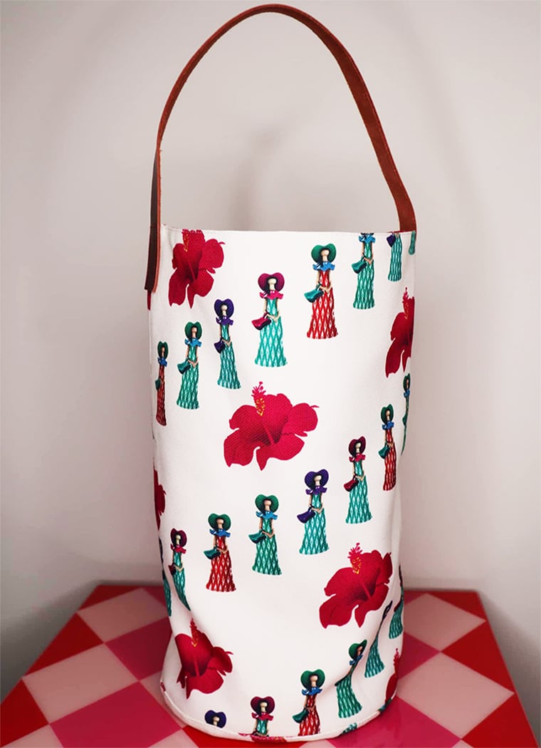Lady Cayenas Tote Bag Image 4