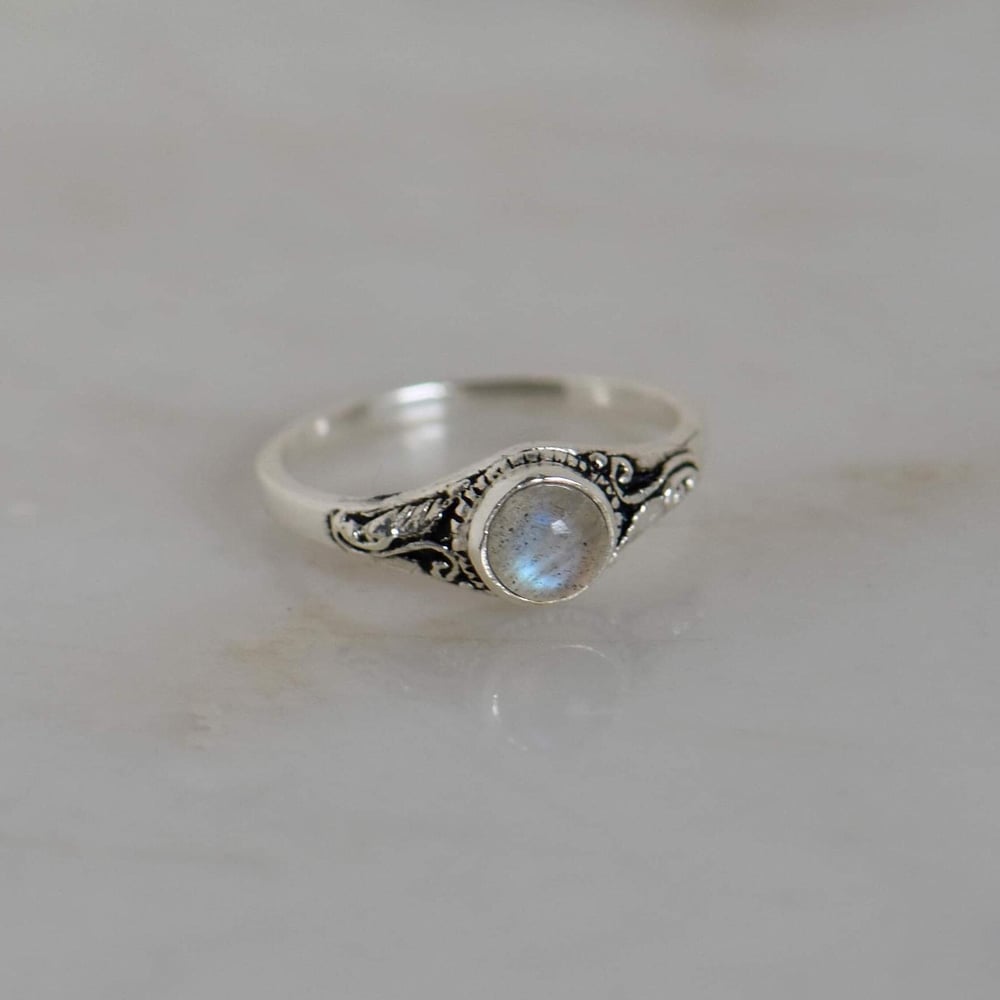 Image of Labradorite Moonstone cabochon cut vintage style silver ring