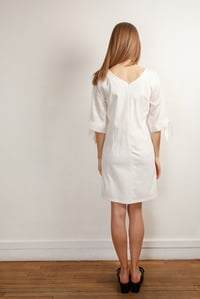 Image 4 of Robe blanche en tissu dévoré