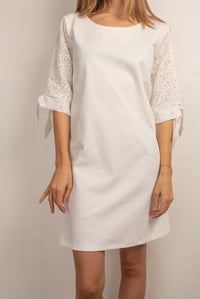 Image 3 of Robe blanche en tissu dévoré