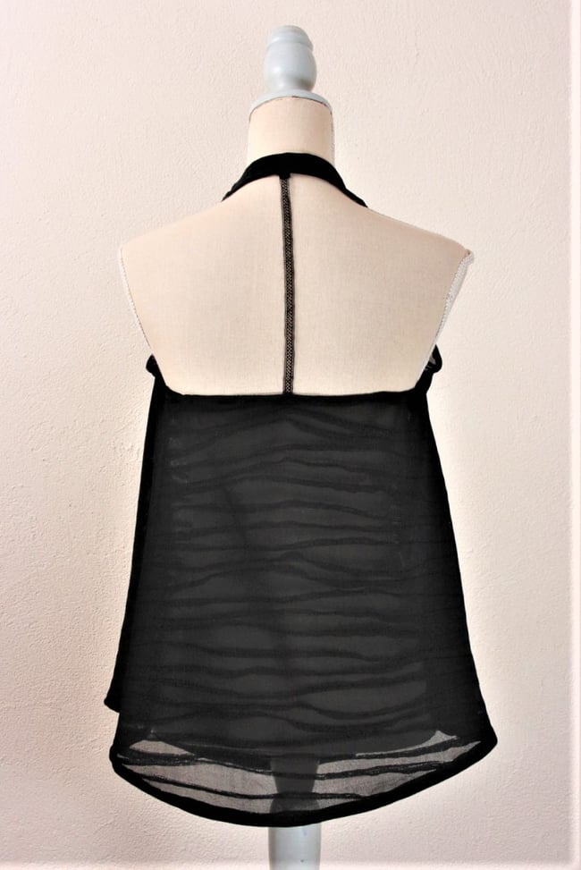 Top noir dentelle dans le dos