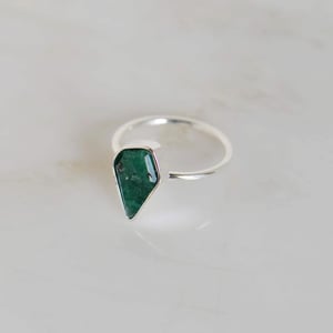 Image of Colombia Emerald (grade B) mixed shape faceted cut silver ring no.3