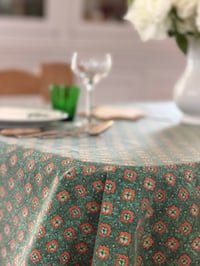 Image 2 of Nappe aux tons verts à motifs