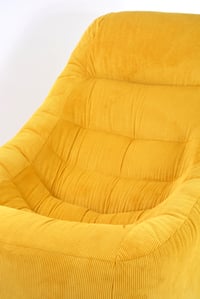 Image 4 of Chauffeuse jaune velours côtèlé 