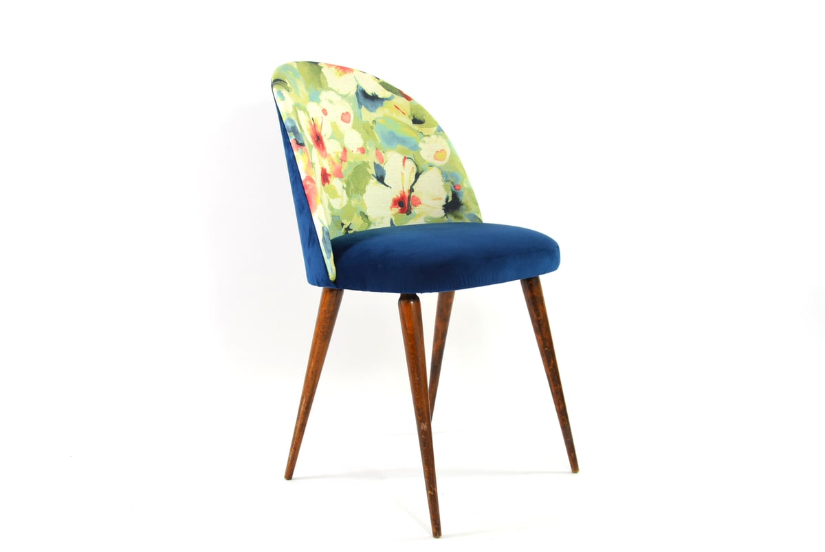 Image of Chaise bleu et fleurs