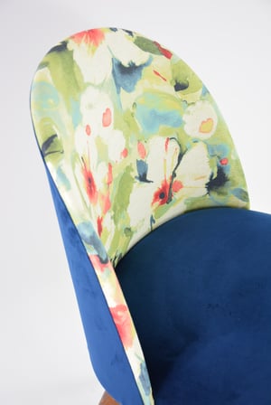 Image of Chaise bleu et fleurs