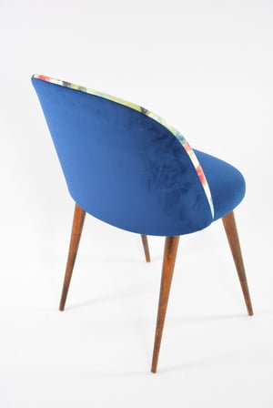 Image of Chaise bleu et fleurs