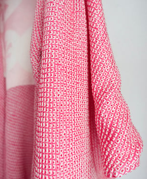 Image of Kort silke kimono - pink med rosa for