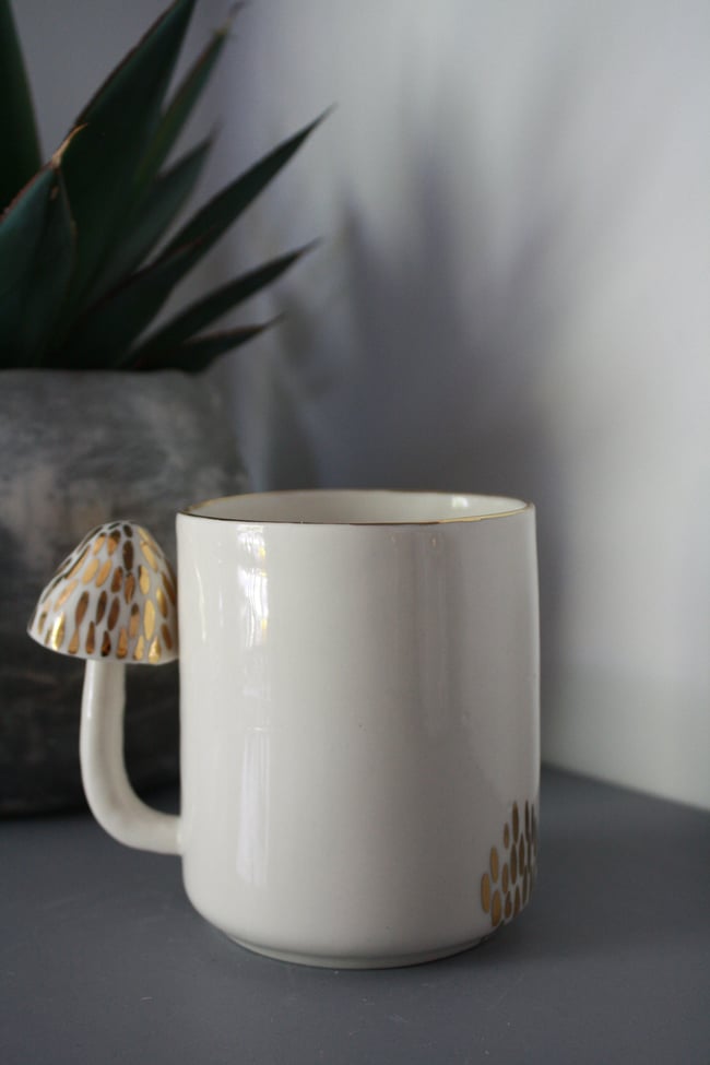 Porcelāna krūze zelta svītru akcentiem