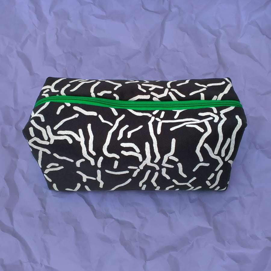 Image of SCRUNCH POUCH - BLACK & WHITE / GREEN & WHITE