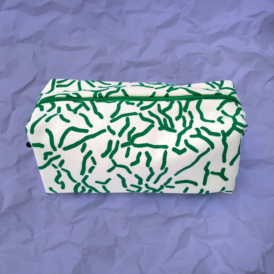 Image of SCRUNCH POUCH - BLACK & WHITE / GREEN & WHITE