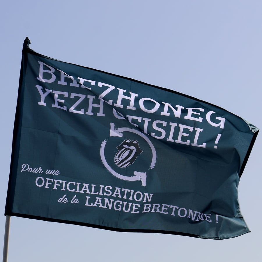 Image of Grand drapeau "BREZHONEG YEZH OFISIEL !" / Banniel bras "BREZHONEG YEZH OFISIEL" 