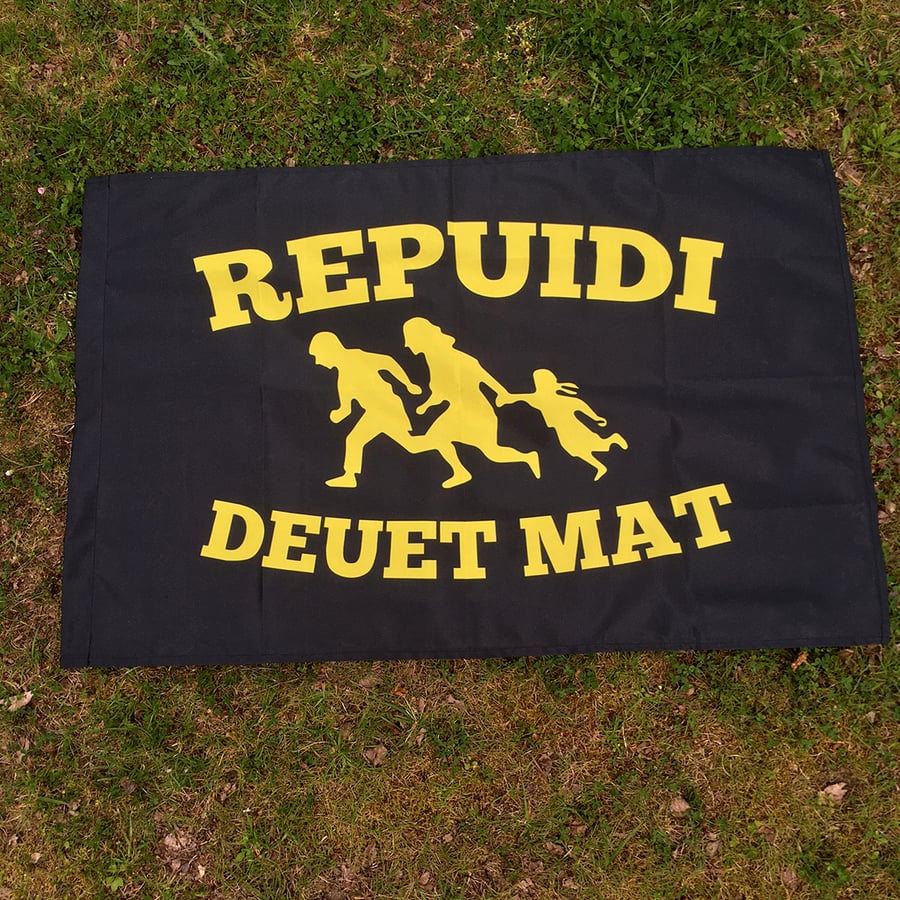 Image of Grand drapeau "REPUIDI DEUET MAT" / Banniel bras "REPUIDI DEUET MAT"