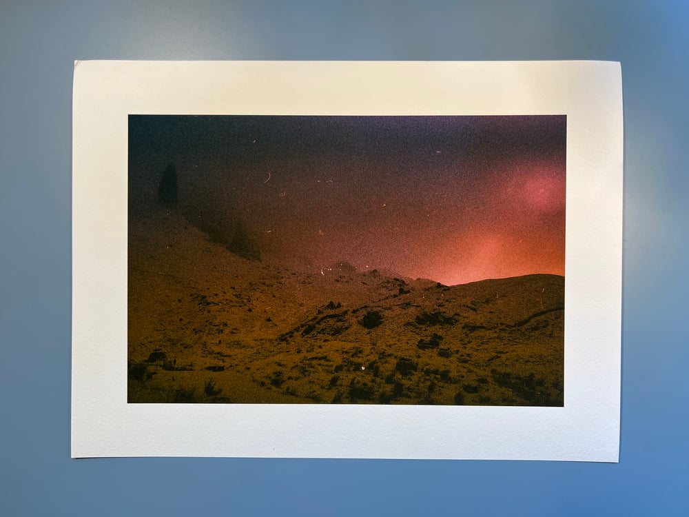 Image of Zwischen Hagel Und Schnee Flackert Ein Kleines Licht. - ON SALE