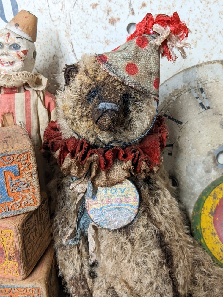 Image of 9" old Schoenhut Toy mohair Grizzly Bear in vintage ruff collar & hat  Whendi's Bears