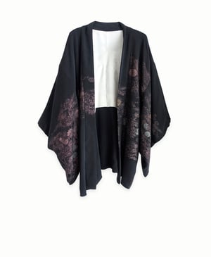 Image of Sort kort kimono af silke med metalliske florale mønstre