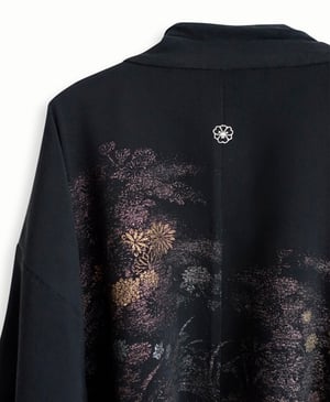 Image of Sort kort kimono af silke med metalliske florale mønstre