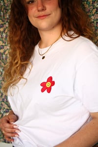 Image 5 of Tshirt brodé Marguerite heureuse
