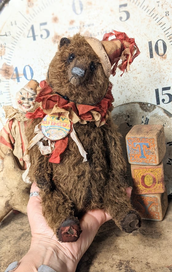 Image of 11" BIGGY Schoenhut Toy  mohair Grizzly Bear in vintage ruff collar & hat  Whendi's Bears
