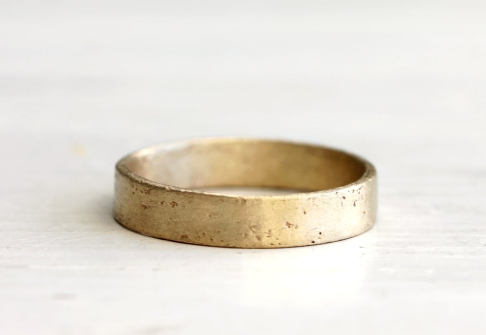 Image of A simple wedding band. 18k. Big Lulu