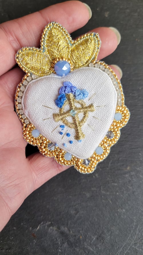 Image of Broche EX VOTO CROIX CELTIQUE BLEUE