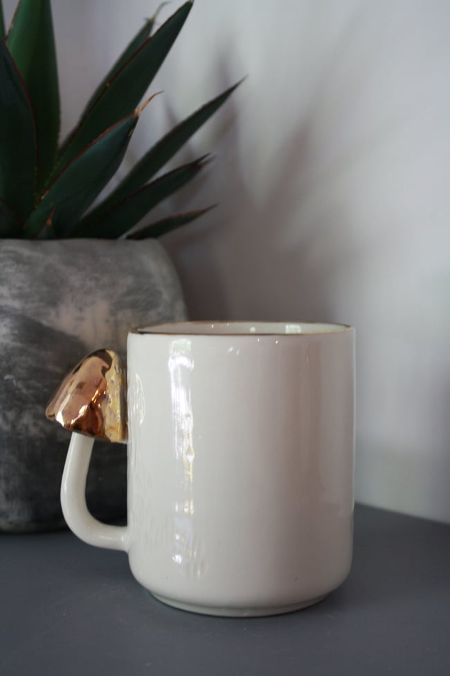 Porcelāna krūze ar sēni un zelta gliemezi