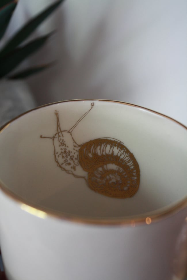 Porcelāna krūze ar sēni un zelta gliemezi