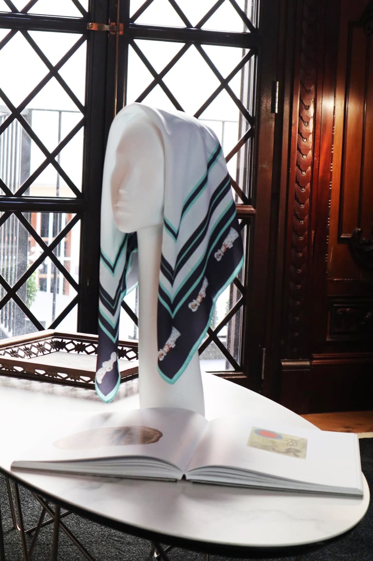 Siurell Scarf Image 5