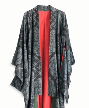 Image of Lang silke kimono med sort bund og gråblå kamelia
