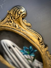 Image 4 of Fantasma con lirio azul