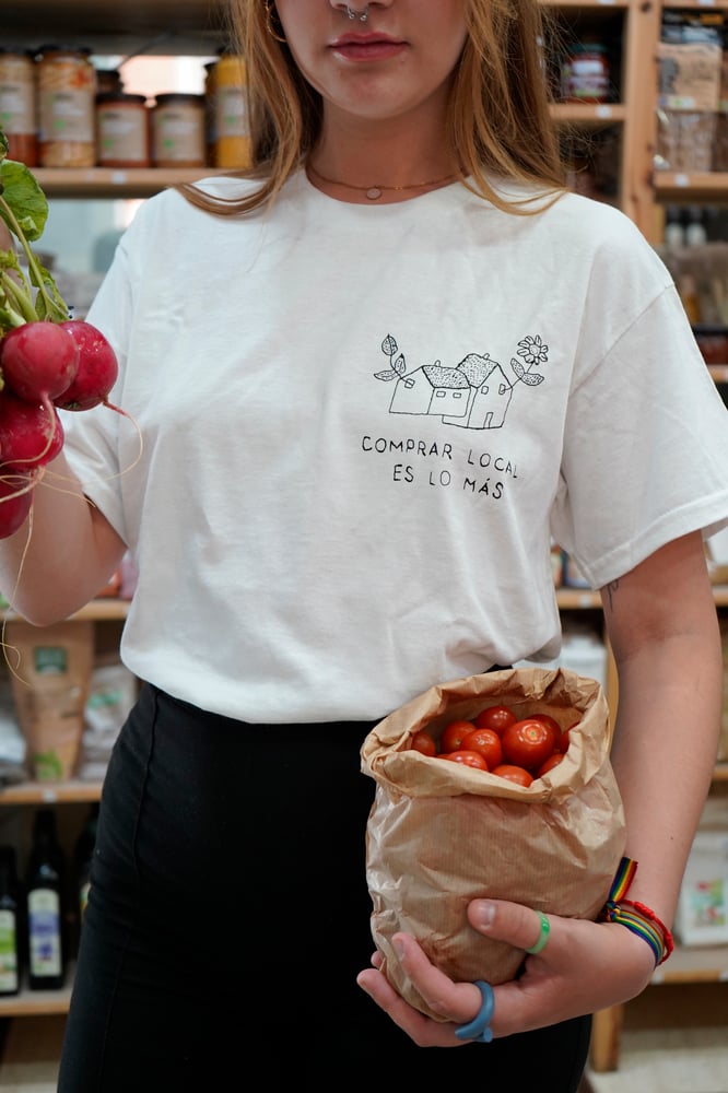 Image of Camiseta blanca diseño delante "Comprar local es lo más"