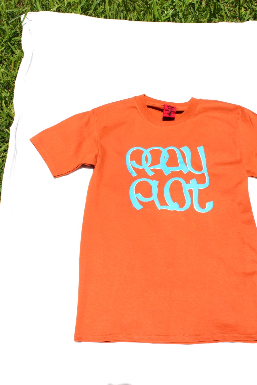 sign here tee in orange