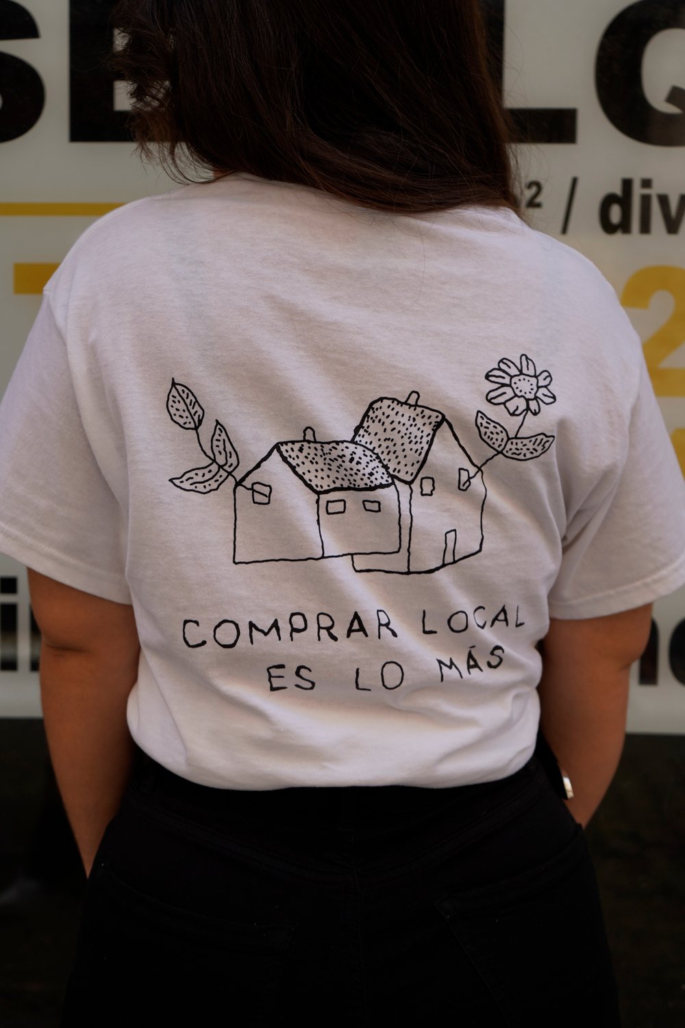 Image of Camiseta blanca diseño doble "Comprar local es lo más"