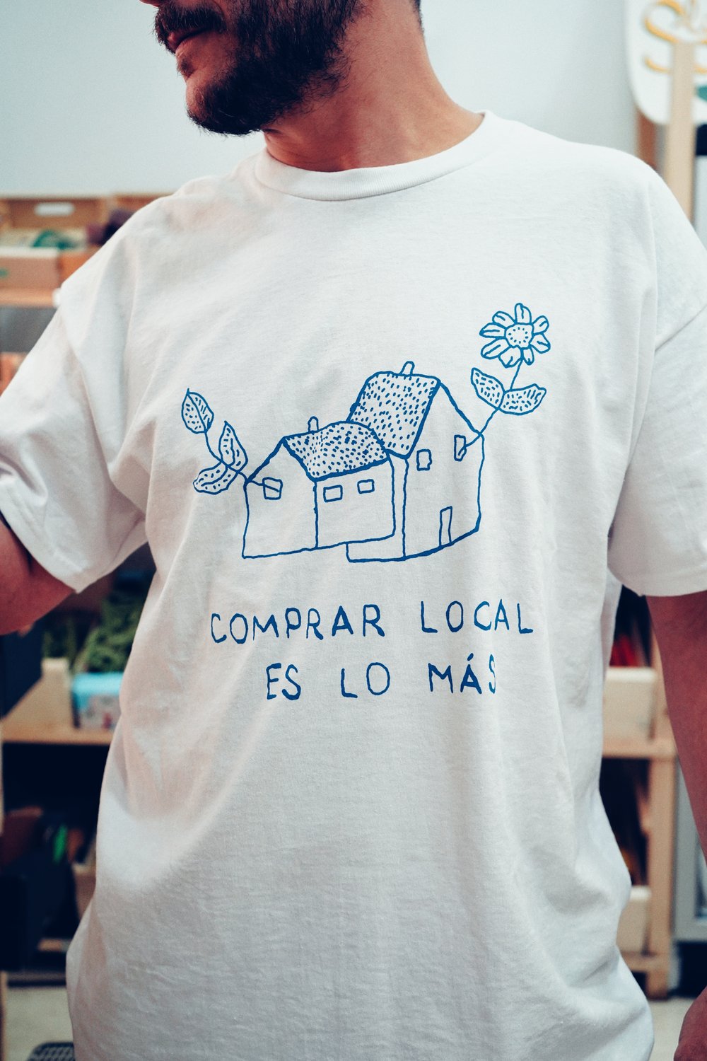 Camiseta blanca diseño grande "Comprar local es lo | La Vecina Market