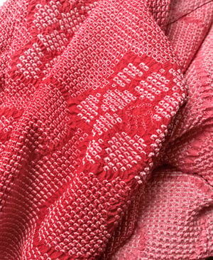 Image of Kort kimono - rosa til  rød med prikmønster m. kameliablomster