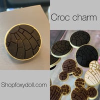 Black concha croc charm 