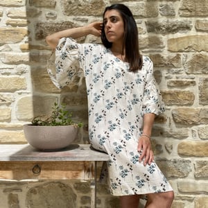 Image of Abito con manica a sbuffo | Dress with curl sleeves