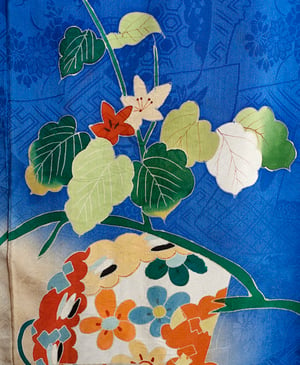 Image of Blå silke kimono med blomstertegninger
