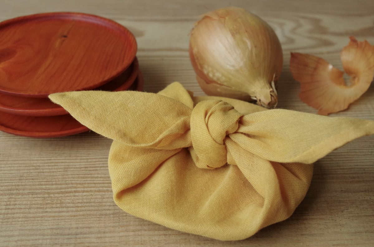 Image of Pine palm plate - yellow onion