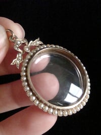 Image 3 of VICTORIAN EDWARDIAN 9CT YELLOW GOLD GLASS SEED PEARL BOW SHAKER GOLD LOCKET 7.6G