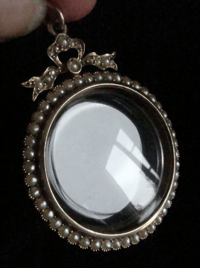 Image 1 of VICTORIAN EDWARDIAN 9CT YELLOW GOLD GLASS SEED PEARL BOW SHAKER GOLD LOCKET 7.6G
