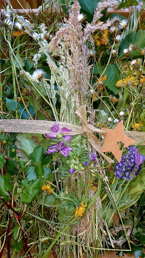 Image of Mystery seasonal Kraft tray filled with fresh forage, treats and enrichment