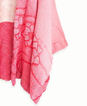Image of Kort kimono - rosa til  rød med prikmønster m. kameliablomster