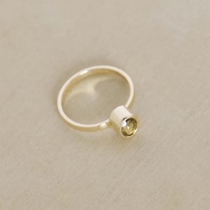 Image of Tanzania Yellowish Green Sapphire 10k gold flat band ring