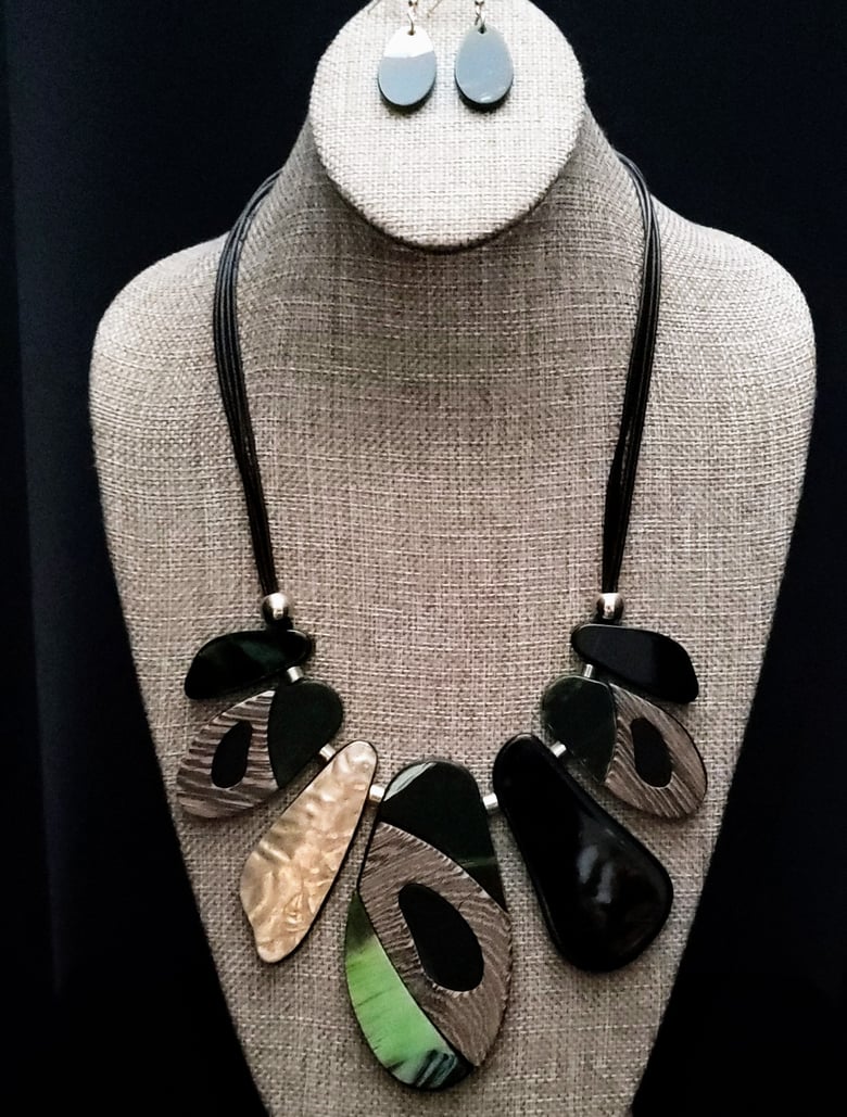 Image of Green Abstract Necklace Set