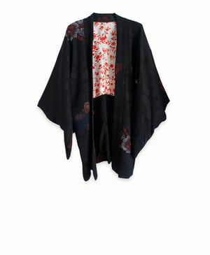 Image of Sort kort kimono af silke med indvævet rosetter