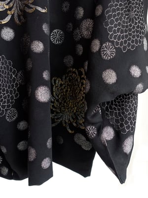Image of Sort kort kimono af silke med peoner og prikker
