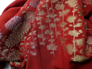 Image of Kort kimono - rød med sølv/guld krysantemum